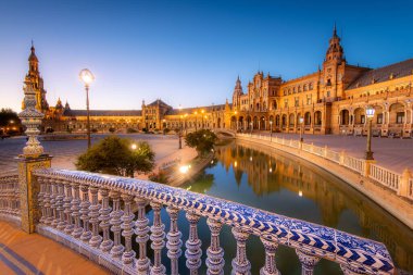 İspanya, Sevilla 'daki Plaza de Espana. panoramik. 1928 'de Ibero-Amerikan Sergisi için inşa edildi. Yüksek kalite fotoğraf