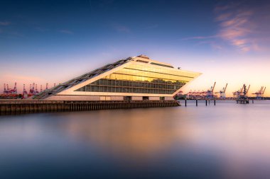 Hamburg Limanı 'nın modern bölümündeki Landmark Dockland Office binası.