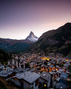 Alacakaranlık saat eski köyde Matterhorn tepe arka planda Zermatt, İsviçre ile güzel görünümü. 