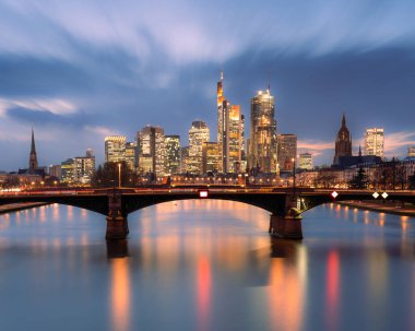 Gün batımında Frankfurt am Main Skyline, Almanya