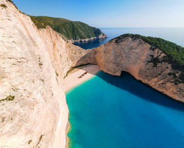 Navagio plajı, Yunanistan 'ın batık plajlı Zakynthos adasının ünlü manzarası. Yüksek kaliteli hava aracı fotoğrafı.