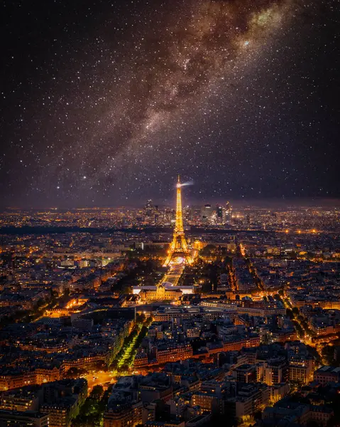 Fransa 'nın başkenti Paris' teki Samanyolu Galaksisi 'nin altındaki Eyfel Kulesi. Montparnasse Kulesi 'nden hava görüntüsü. Yüksek kalite fotoğraf