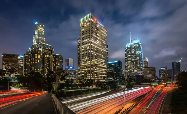 los angeles şehir merkezinin gece manzara görünümü. 