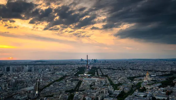Paris 'in, Paris Montparnasse Kulesi' nden gün batımında Eyfel Kulesi, Les Invalides ve Savunma Bölgesi 'nin gökyüzü manzarası. Yüksek kalite fotoğraf