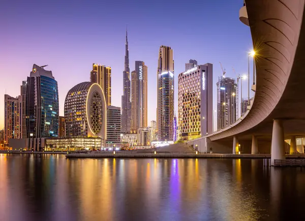 Günbatımında Dubai 'nin modern merkezindeki gökdelenlere bakın, Dubai, Birleşik Arap Emirlikleri. Yüksek kalite fotoğraf