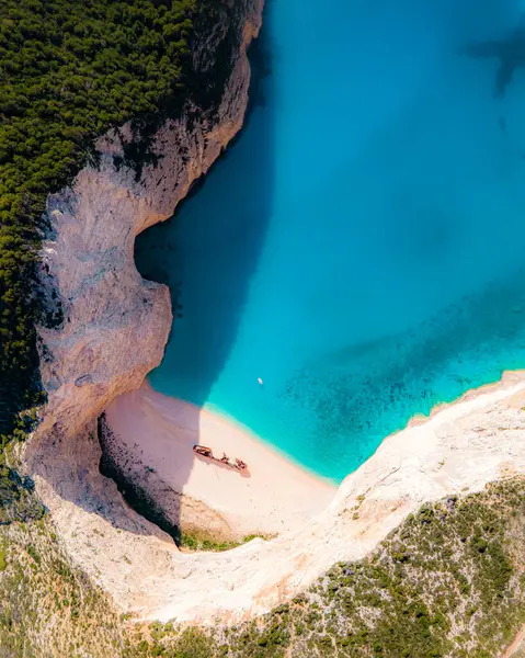 Navagio plajı, Yunanistan 'ın batık plajlı Zakynthos adasının ünlü manzarası. Yüksek kaliteli hava aracı fotoğrafı.