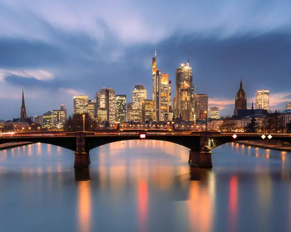 Gün batımında Frankfurt am Main Skyline, Almanya
