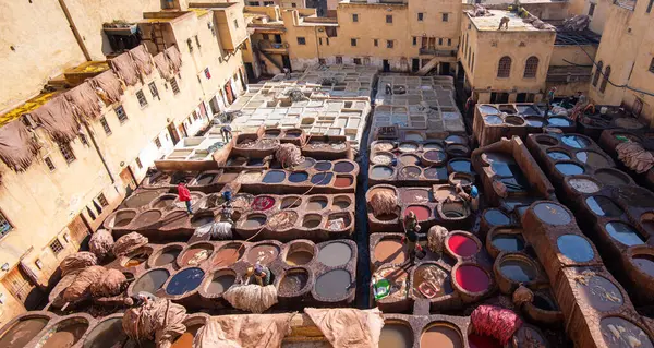 モロッコのフェスの古いタンネリーで革を働くタンナー 高品質の写真 — ストック写真