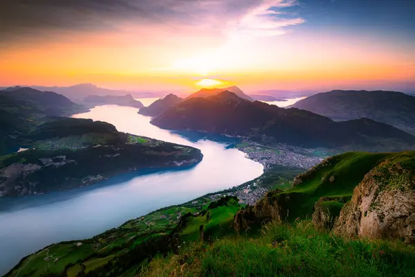 Stoos köyü yakınlarındaki Fronalpstock 'tan Lucerne Gölü' nün güzel panoramik manzarası. 