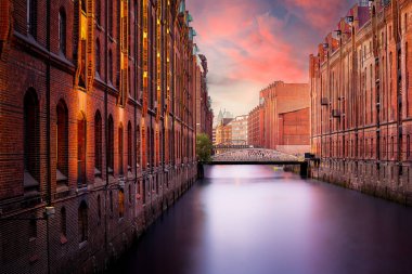 Hamburg Hafencity 'de. Tarihsel Liman ve Depo 'da Yağmurlu Gün, Almanya. Otantik ve Zamansız Mimari