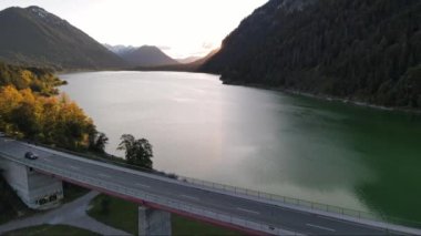 Gün batımında Almanya 'da Dağ Barajı, Sylvenstein, Bavyera Köprüsü.