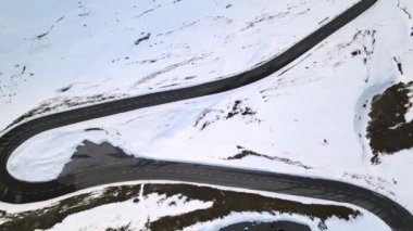 Avusturya 'daki Grossglockner dağının boş zigzag yolunun havadan görünüşü. Avusturya, Grossglockner High Alpine Yolu, İHA görüntüleri.