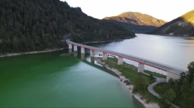 Gün batımında Almanya 'da Dağ Barajı, Sylvenstein, Bavyera Köprüsü.