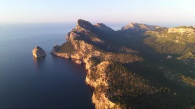 Uçsuz bucaksız bir su kütlesi, yükselen dağların arasına yerleşmiş, çarpıcı bir doğal manzara yaratıyor..