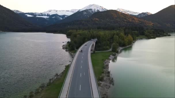 Bir Dron Bir Kütlesi Üzerinde Uzanan Bir Köprünün Havadan Perspektifini — Stok video