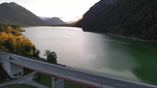Мост Через Водохранилище Горного Озера Сильвенштайн Бавария Германия Закате — стоковое видео