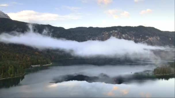 霧の多い山に囲まれた広大な水が息をのむような自然の風景を生み出しています — ストック動画
