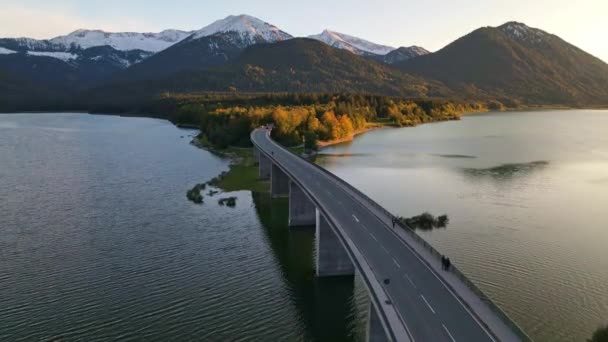 Tato Letecká Perspektiva Představuje Most Táhnoucí Přes Rozlehlou Vodní Plochu — Stock video