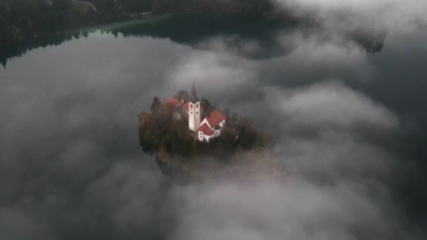 Bulutlar Denizinde Yükselen Bir Kilisenin Hava Perspektifi Nefes Kesici Bir — Stok video