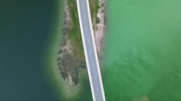 Dron Rejestruje Perspektywę Powietrzną Mostu Nad Akwenem Wodnym Ukazującego Strukturę — Wideo stockowe