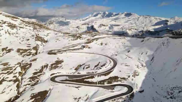 雪の中でGrossgloknershtrasseの空中ビュー オーストリアアルプスのグロスグロックナー山近くの素晴らしい山道 — ストック動画