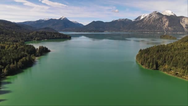 Alpské Jezero Obklopeno Vysokými Horami Které Vytvářejí Úchvatnou Přírodní Krajinu — Stock video