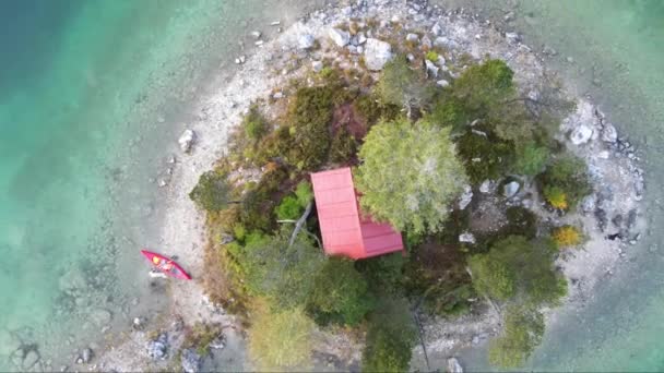 Explore Uma Casa Situada Uma Pequena Ilha Partir Uma Perspectiva — Vídeo de Stock