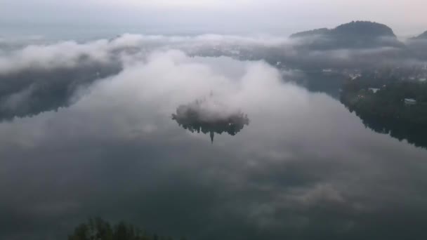 Een Enorme Hoeveelheid Water Onder Een Hemel Vol Wolken Die — Stockvideo