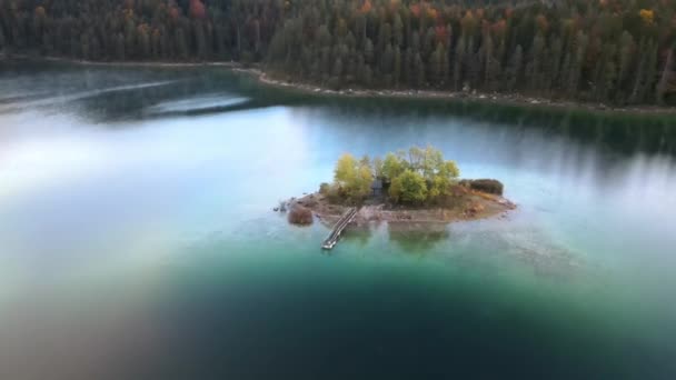 Откройте Себя Небольшой Остров Расположенный Самом Сердце Озера Демонстрируя Уникальную — стоковое видео