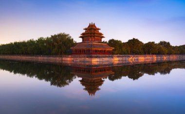 Sakin bir gölde, sersemletici bir Çin tapınağı durgun sularda güzel bir şekilde yansıtılır, hepsi de onu çevreleyen yemyeşil ağaçlar tarafından kucaklanırken. Yasak şehir Jiaolou Pekin Pekin Çin