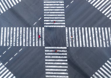 Bu resim, çok sayıda yayanın çeşitli yönlerden geçtiği hareketli yaya geçidinin havadan bir perspektifini gösteriyor. Tokyo Ginza Şehri Scramble Geçidi.