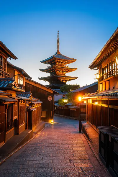 Arka planda güzel bir pagoda bulunan dar bir sokak büyüleyici bir atmosfer yaratıyor.