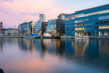 Büyüleyici bir Malmö şehrinin ufuk çizgisi, etkileyici kentsel manzarayı yansıtan, zarifçe ön planda konumlanmış güzel bir su kütlesine sahiptir.