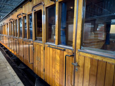 Bu güzel, eski, ahşap tren vagonunun iç kısmının büyüleyici ve karmaşık detaylarını keşfetmek için bir yolculuğa çıkın.