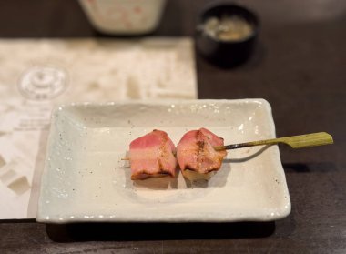 Nefis bir et şişinin çeşitli lezzetlerinin tadını çıkarın. Mükemmel ızgara edilmiş ve zarif bir şekilde servis edilmiş.