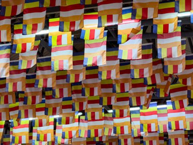 Canlı ve renkli bir dekoratif bayraklar dizisi güzel bir şekilde tavandan sarkıyor.