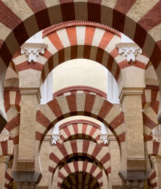 Mezquita 'nın iç çekimleri, İspanya, Cordoba' da bir cami, kırmızı ve beyaz çizgili kemerlerin karmaşık detaylarını gösteriyor..