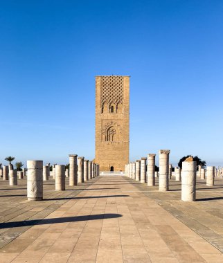 Rabat, Fas 'ta büyük bir meydanın ortasında duran uzun, karmaşık tasarlanmış bir minare. Meydan, kuleye doğru giden beyaz taş sütunlarla dolu..