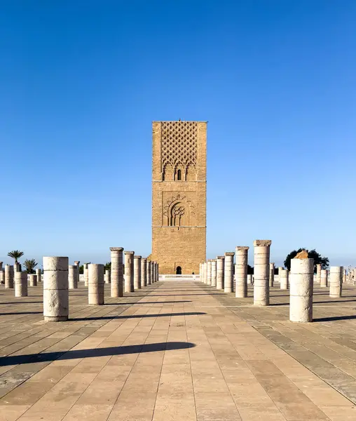 Rabat, Fas 'ta büyük bir meydanın ortasında duran uzun, karmaşık tasarlanmış bir minare. Meydan, kuleye doğru giden beyaz taş sütunlarla dolu..