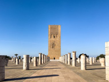 Rabat, Fas 'ta büyük bir meydanın ortasında duran uzun, karmaşık tasarlanmış bir minare. Meydan, kuleye doğru giden beyaz taş sütunlarla dolu..