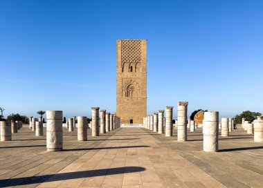 Rabat, Fas 'ta büyük bir meydanın ortasında duran uzun, karmaşık tasarlanmış bir minare. Meydan, kuleye doğru giden beyaz taş sütunlarla dolu..