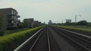 Sonsuz demiryolu raylarının büyüleyici ve çetrefilli manzarası şık ve modern mimari tarafından güzel çerçevelenmiş.