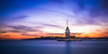 Güzel bir günbatımı, İstanbul 'daki Boğaz' da zarif bir şekilde duran Bakireler Kulesi 'nin üzerine canlı renkler döküyor. Şehrin siluetleri siluetleri, sakin atmosferi arttırır..
