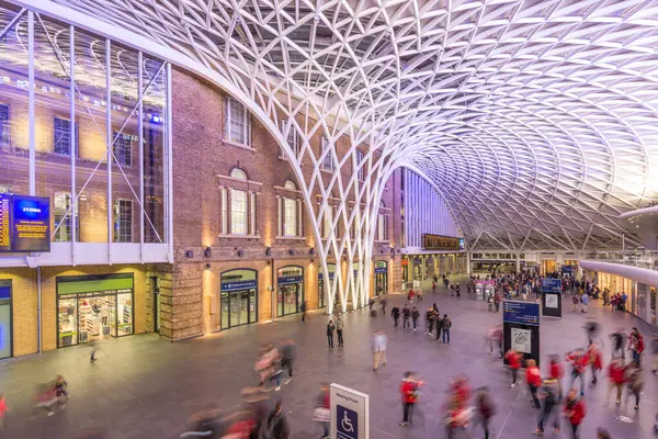 Londra 'nın merkezindeki hareketli bir tren istasyonunda karmaşık kafes kirişleriyle çarpıcı bir mimari tasarım sergileniyor. Gece yaklaşırken banliyö sakinleri hızla hareket ediyor..