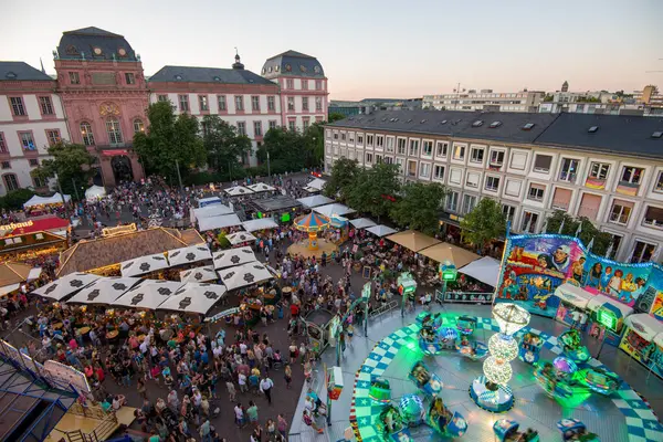 Canlı bir yaz festivali, her yaş için şenlikli bir atmosfer yaratarak, hava karardıkça kasaba meydanında kabinler, binişler ve renkli ışıklarla dolu büyük bir kalabalığı çekiyor..