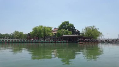 Sakin sular yemyeşil ve geleneksel binaları yansıtır. Doğaya gömülmüş mükemmel bir huzur ortamı yaratır.