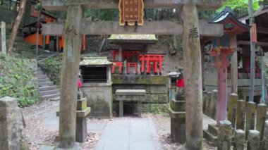 Bu geleneksel Japon tapınağının dingin ve huzurlu güzelliğini keşfedin ve keşfedin. Yeşillik içinde gömülü.