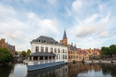 Brugge 'ün güzel kanalları su boyunca uzanan tarihi binaları sergiliyor ve muhteşem bir manzara yaratıyor. Huzurlu ortam gezintilere ve keşiflere davetiye çıkarır..
