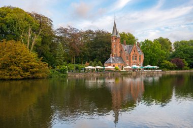 Ziyaretçiler, Brugge 'deki tarihi binayı çevreleyen çarpıcı mimari ve yeşilliğe hayran kalarak, deniz kenarındaki sakin atmosferin keyfini çıkarıyorlar. Rahatlamak ve fotoğraf çekmek için mükemmel bir yer..