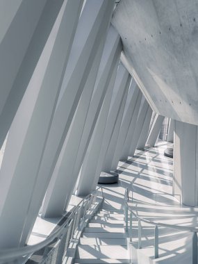 Parlak iç tasarım, açılı ışınlar ve pürüzsüz yüzeylerle yenilikçi bir tasarım sergiliyor. Doğal ışık zeminde çarpıcı gölgeler yaratır ve çağdaş atmosferi güçlendirir..